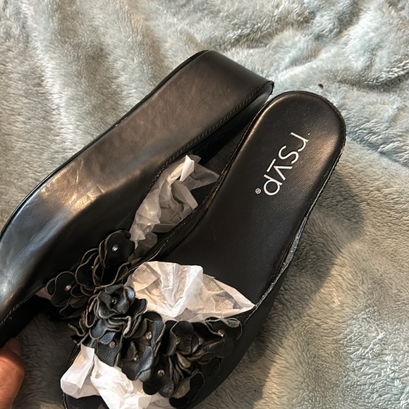 Comfortable Low Platform Wedge Black Flower Slide Sandals-sz 8.5-9 - Picture 3 of 8